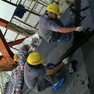 吉林修明维保服务有限公司员工在做复合润滑涂层