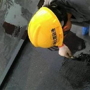 吉林修明维保服务有限公司员工在施工